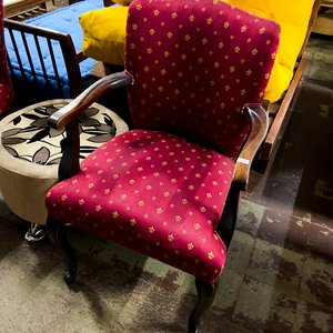 Mesa de centro de madera y sillones de tapizado estampado - imagen 4