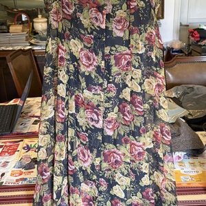 Conjunto Vestido Largo Estampado con Flores y Saco Corto Verde Oliva - imagen 7