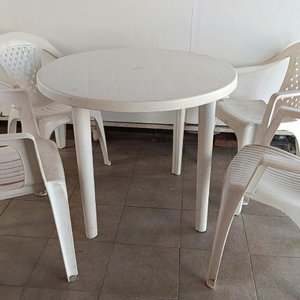 Lote anterior: Mesa Redonda de PVC con 4 Sillas (2 de un diseño y 2 de otro)