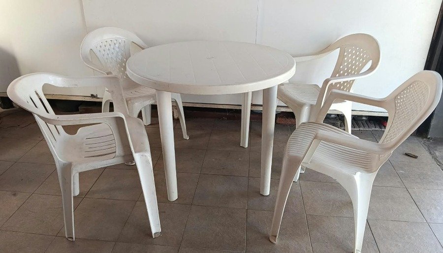 Mesa Redonda de PVC con 4 Sillas (2 de un diseño y 2 de otro)