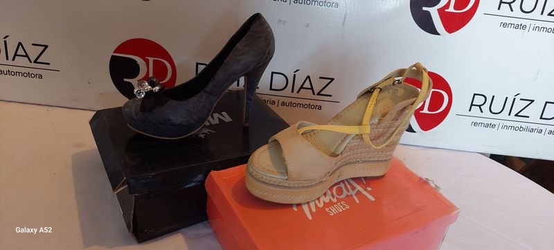Lote siguiente: Zapatos de tacón alto de cuero