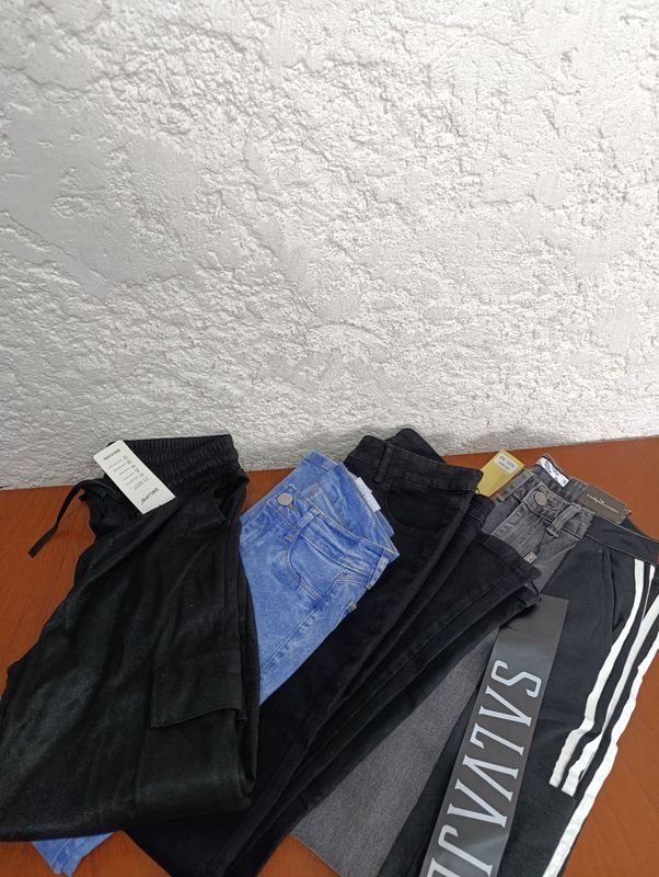 Lote siguiente: Prendas femeninas de moda en excelente estado