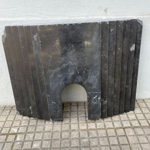 Lote siguiente: Frente de Estufa Antiguo en Mármol Negro