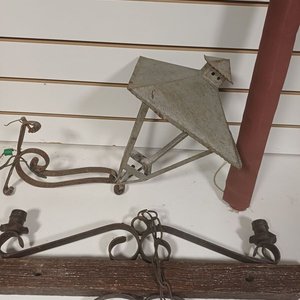 Lote de Farol de Hierro, Soporte de Madera y Hierro, Mesa de TV y Cortina Roja - imagen 2