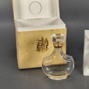 Lote de 5 piezas: Frascos de perfume, candelabro de porcelana, despojador y florero naranja - imagen 10