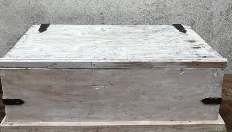 Baúl Antiguo de Madera Rústica con Herrajes Metálicos