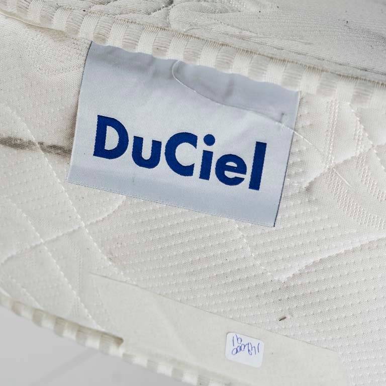 Colchón de 1 plaza DuCiel color blanco con manchas y detalles - imagen 2