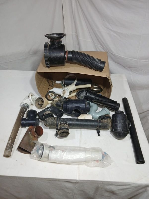 Lote de Sifones y Accesorios de Plomería Usados - imagen 1