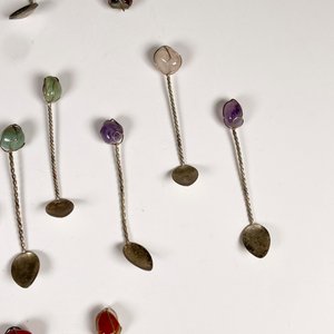 Diecinueve Cucharitas de Metal con Ágatas de Colores - imagen 5