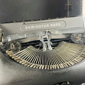 Máquina de Escribir Antigua Remington Rand con Estuche Negro - imagen 3