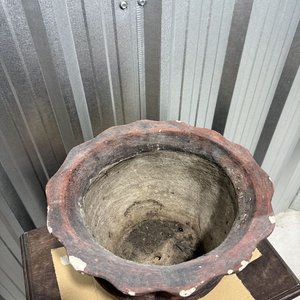 Maceta de Cemento con Grabado Floral y Boca Ondulada - imagen 4