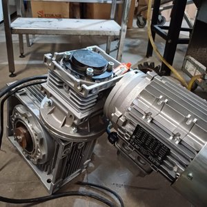 Motor Reductor Autofrenante 4 HP con Eje y Cremallera, Tablero con Variador - imagen 2