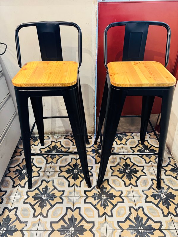 Lote #018 – Dos banquetas ¨Tolix¨con asiento de madera