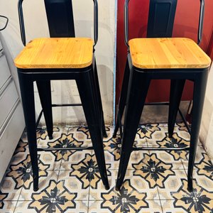 Lote #018 – Dos banquetas ¨Tolix¨con asiento de madera - imagen 1