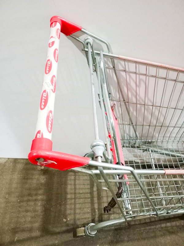 Carro de supermercado rojo para venta en subasta - imagen 2