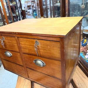 Antiguo Archivador de Mesa en Pino Restaurado con Dos Cajones y Cerraduras - imagen 4