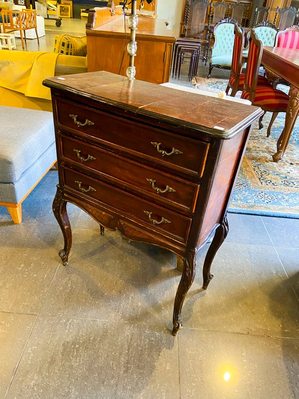 Cómoda Antigua de Madera con Cajones y Patas Curvas - imagen 1