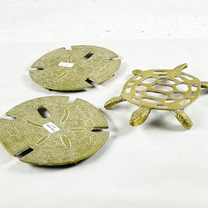 Lote anterior: Tres posafuentes en bronce de 17 x 15 cm y de 21 x 14 cm