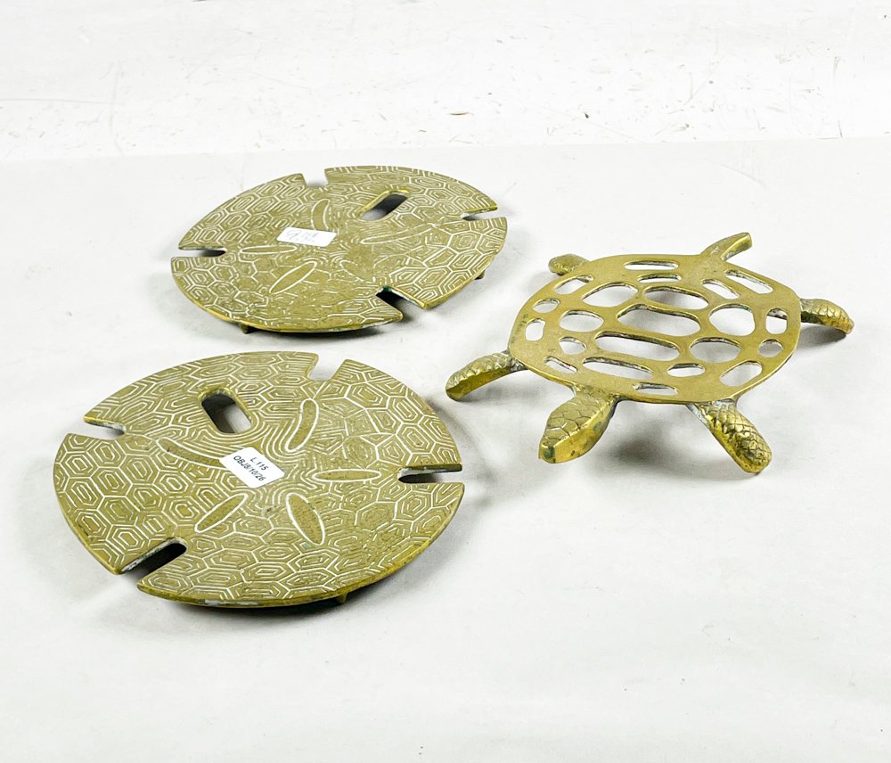 Tres Posafuentes de Bronce: Tortuga y Dos Diseños Geométricos