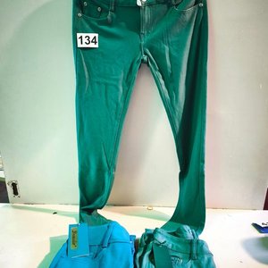 Lote siguiente: Pantalones de Gabardina para Dama en Talles L, M y 40