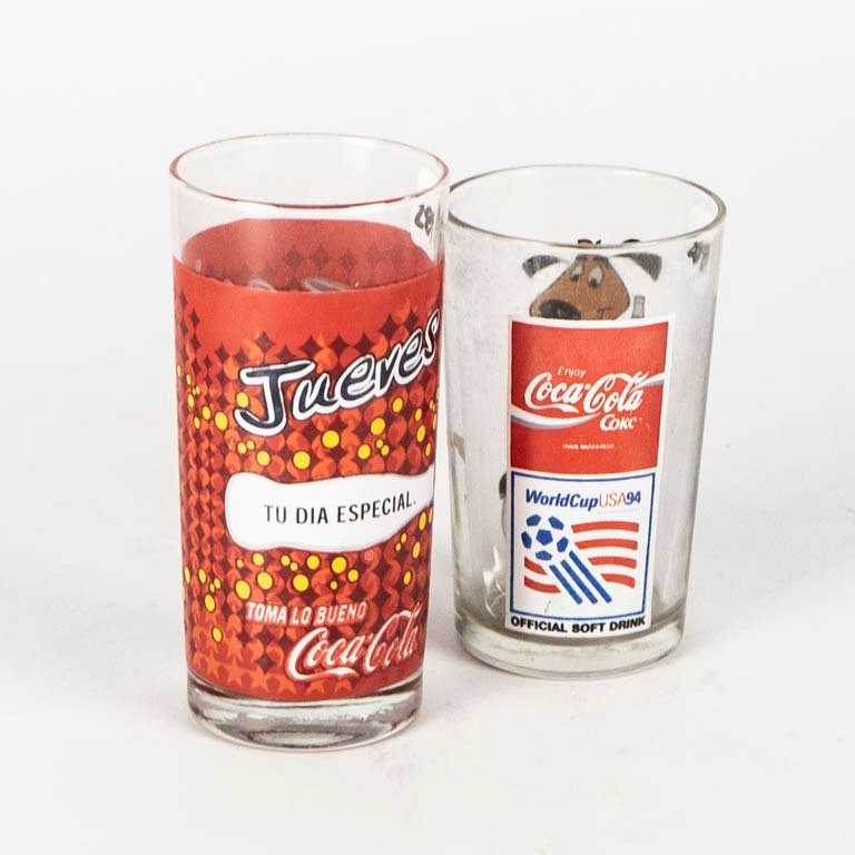 Lote siguiente: Dos vasos de vidrio de Coca-Cola oficiales Mundial USA '94 y "Jueves es tú día especial"