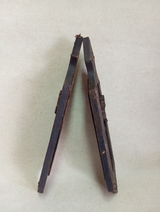 Dos adornos de madera con diseño tallado - imagen 5