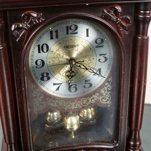 Reloj de Sobremesa Orient Clásico con Péndulo Funcional - imagen 2