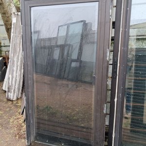 Lote anterior: Ventana DVH Aluminio Negro Abatible Inferior con Veneciana Interior 93x173x5.5cm