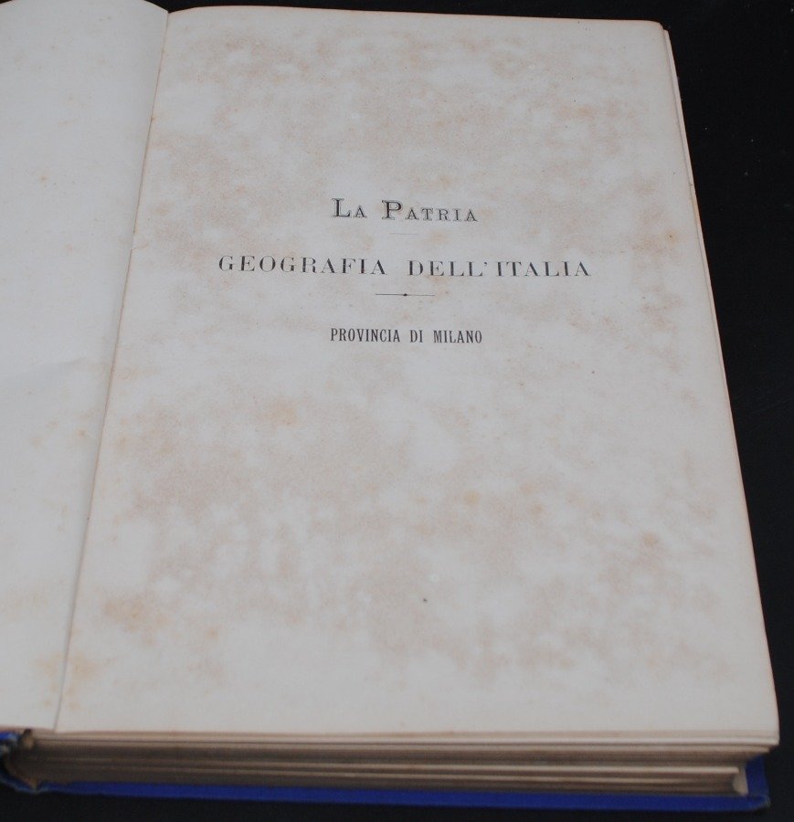 Libro de geografía de Italia con encuadernación azul y dorado - imagen 3