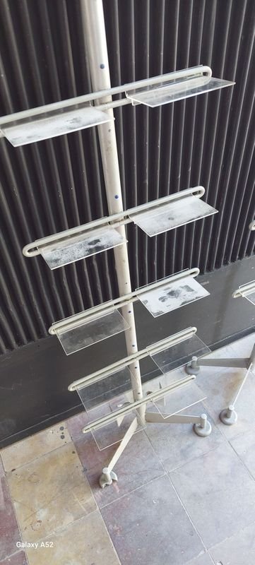Par de estantes en metal y acrílico para hogar - imagen 7