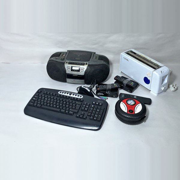 Lote de Electrónicos: Radio Grabador Aiwa, Teclado Belkin, Compresor y Más