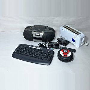 Lote de Electrónicos: Radio Grabador Aiwa, Teclado Belkin, Compresor y Más - imagen 1