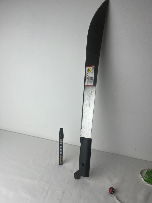 Machete con mango negro y hoja de metal - imagen 4
