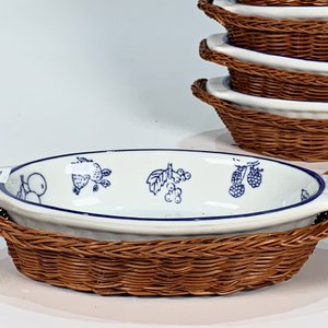 Seis Cazuelas Ovales de Losa Blanca con Soporte de Ratán y Decoración de Frutos Azules - imagen 2