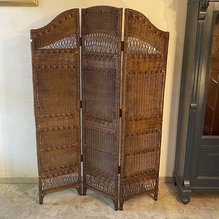 Lote siguiente: Biombo de tres hojas en buen estado - Medidas: 230x183cm