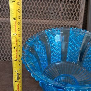 Frutera de Cristal Azul con Soporte Metálico Estilizado - imagen 9