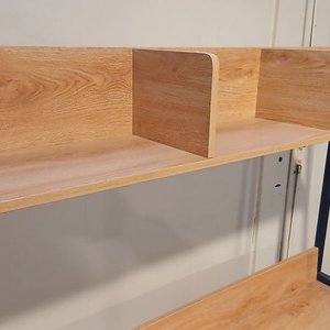 Escritorio Metálico con Estantes de Madera y Cajones - imagen 5