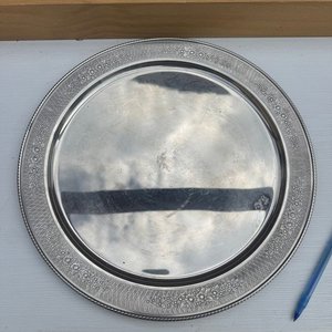 Bandeja redonda de acero con borde decorado - imagen 1