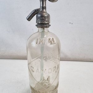L 340 - 1 Pieza - Antiguo sifón de soda en vidrio grabado con cabezal de peltre de la marca 'Bebidas P.I.M.', ideal para decoración o coleccionismo (Con Detalle En La Base) - imagen 4