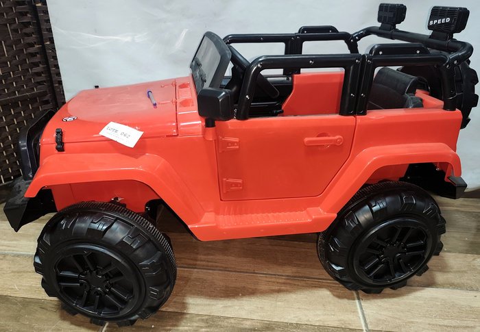 Jeep Eléctrico Infantil Recargable Doble Motor con Control Remoto