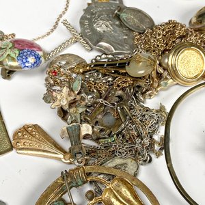 Lote de 57 Piezas de Bisutería: Cadenas, Caravanas, Prendedores y Colgantes - imagen 3