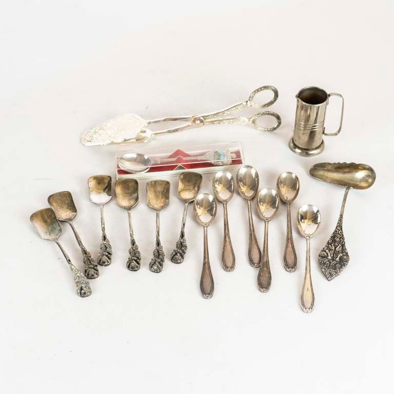 Lote siguiente: Colección de piezas de plata y metal
