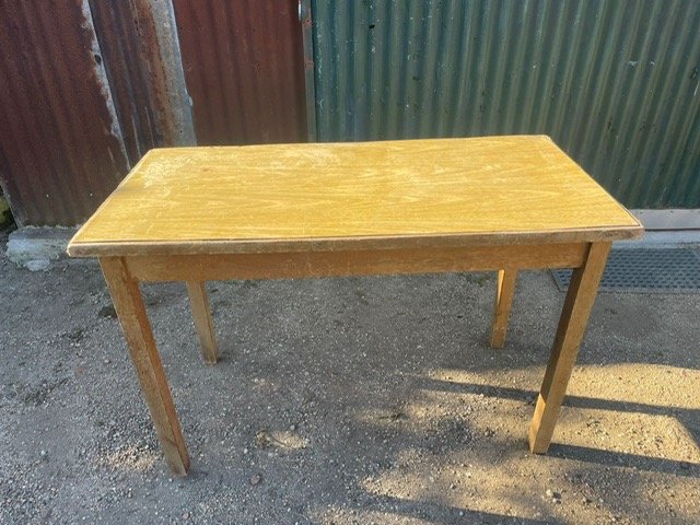Lote anterior: Mesa de madera antigua con cerco metálico verde