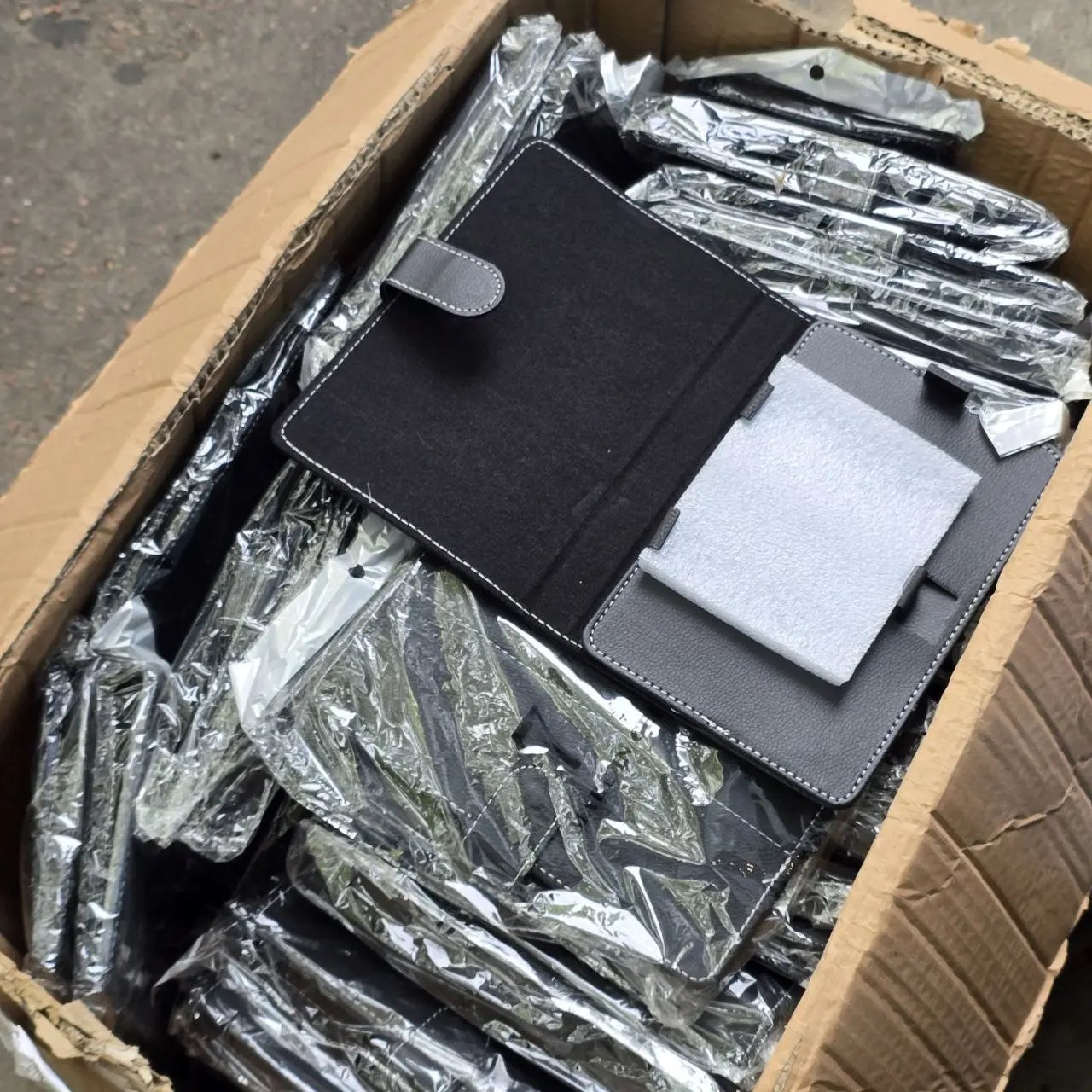 Caja con 100 estuches para tabletas - imagen 2