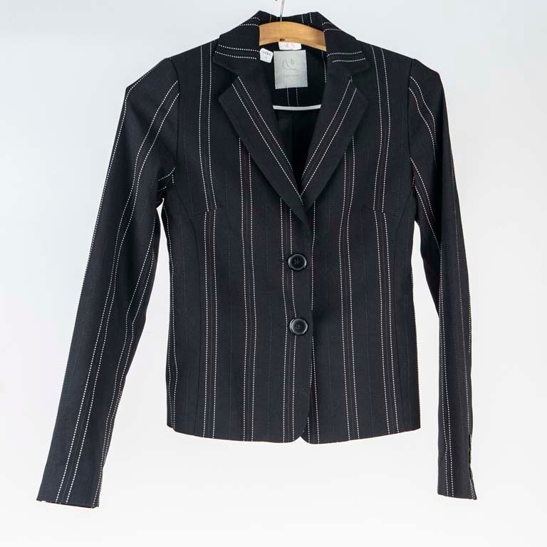 Chaqueta Sastrera Negra con Pespuntes Blancos Talle O