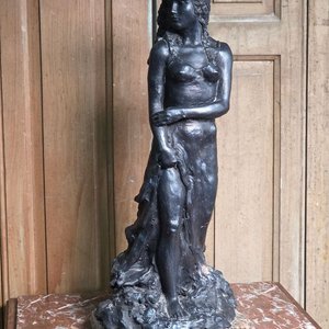 Lote siguiente: Escultura de Dama de Martha Escondeus Firmada, 47 cm