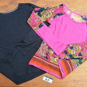 Lote de Ropa Femenina: Jeans, Remeras y Musculosas Variadas - imagen 2
