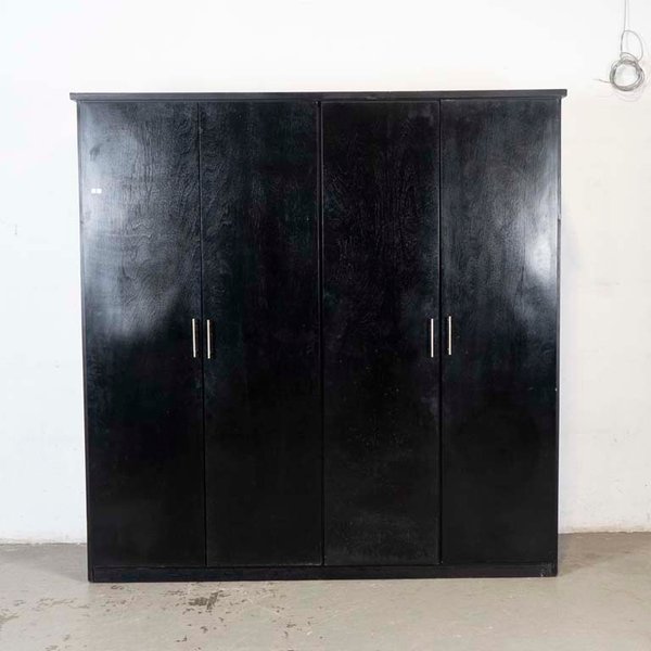 Placard de cuatro puertas en MDF melamínico con detalles de enchapado - imagen 1