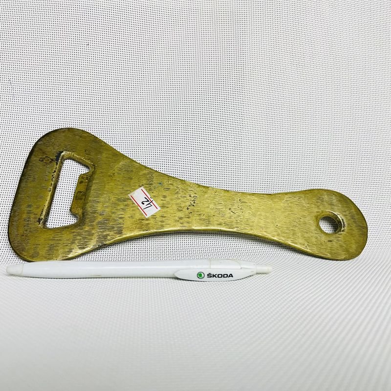 Lote siguiente: Destapador en bronce antiguo para decoración