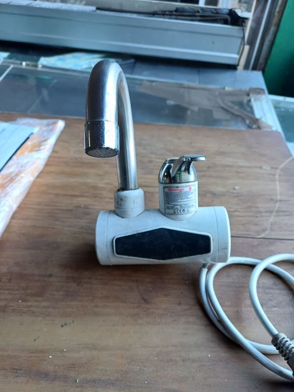 Calentador de Agua para Canilla y Estabilizador de Voltaje Amper - imagen 1